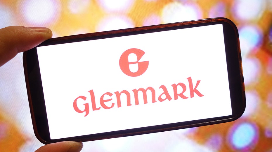 شعار Glenmark باللون الأحمر على شاشة الهاتف