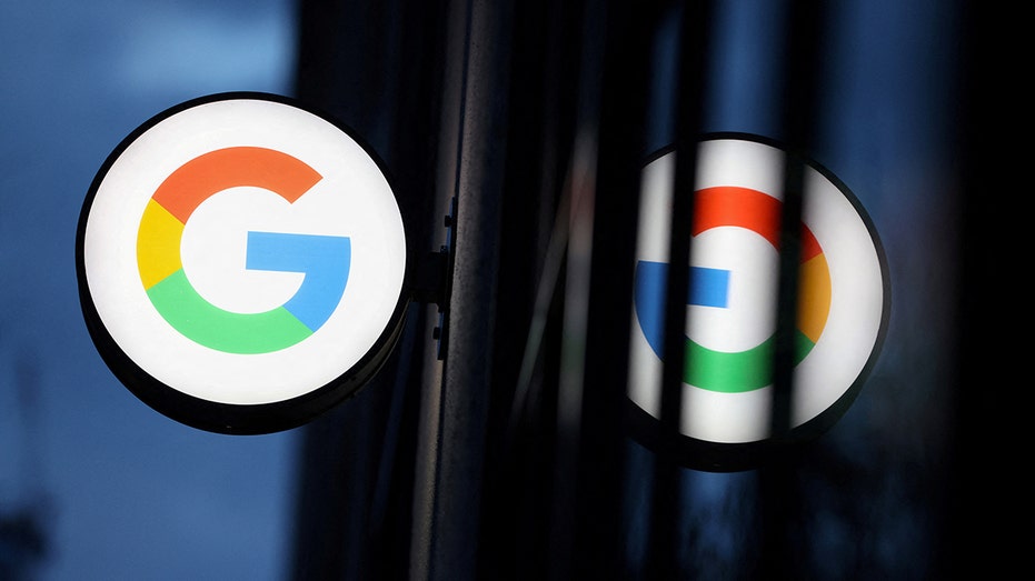 يظهر شعار Google LLC في متجر Google Store Chelsea في مانهاتن، مدينة نيويورك