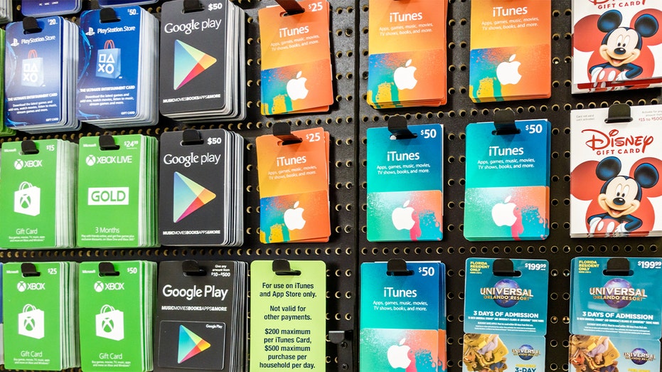 تعرض شاشة البيع بالتجزئة خيارات مختلفة لبطاقات الهدايا داخل السوبر ماركت.