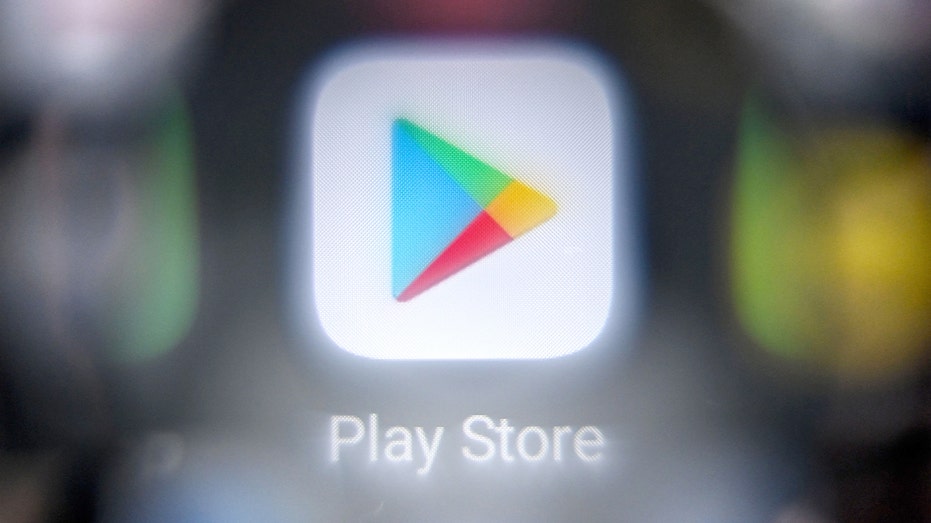 يعرض الهاتف الذكي شعار Google Play في صورة مرحلية ذات صلة بالتكنولوجيا.