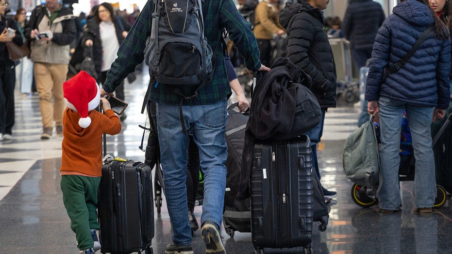 مسافرون في أحد المطارات