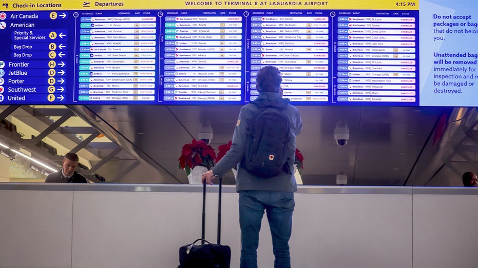 ينظر المسافر إلى الرحلات الجوية الملغاة