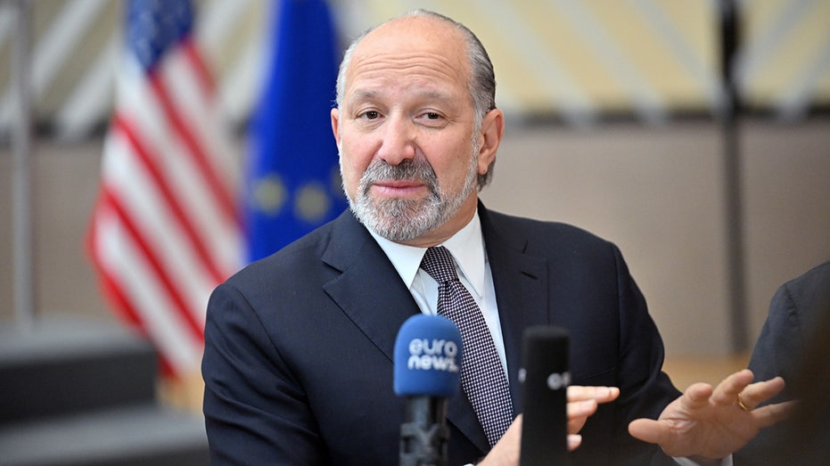 هوارد لوتنيك يتحدث في الميكروفون