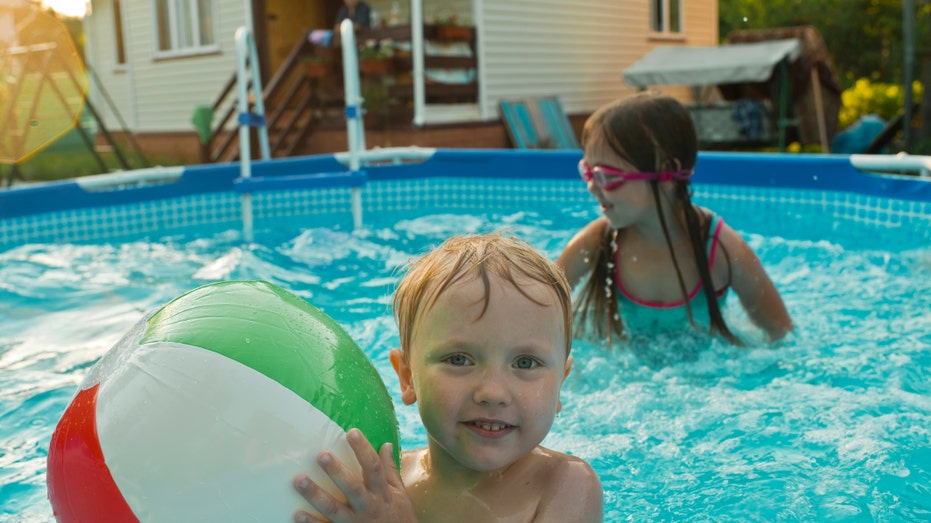 أطفال في حمام سباحة فوق سطح الأرض