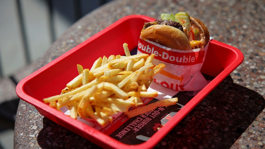 تم تصوير الهامبرغر والبطاطا المقلية في منفذ In-N-Out Burger في لوس أنجلوس
