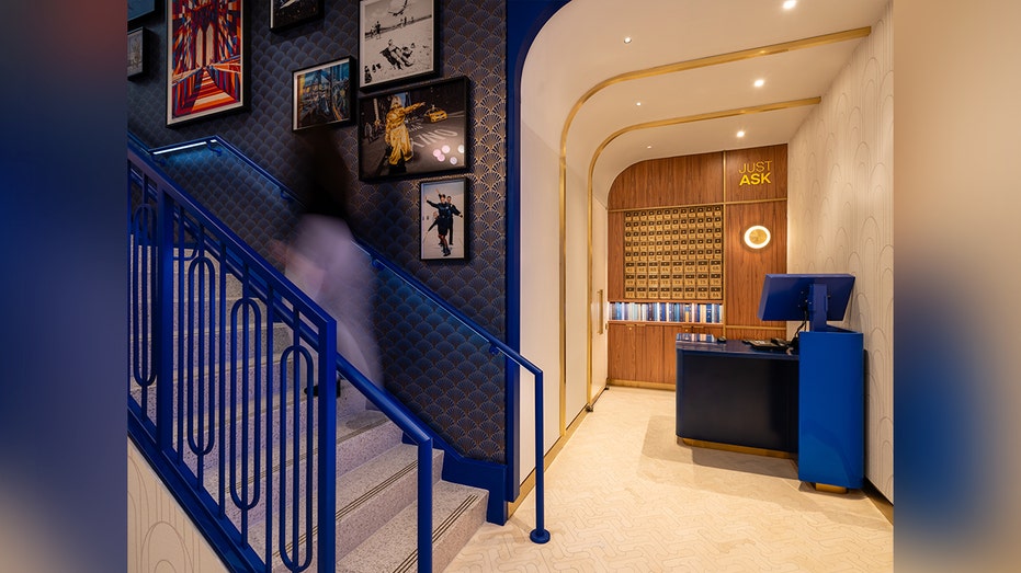 الجدران والسلالم الزرقاء في صالة المطار