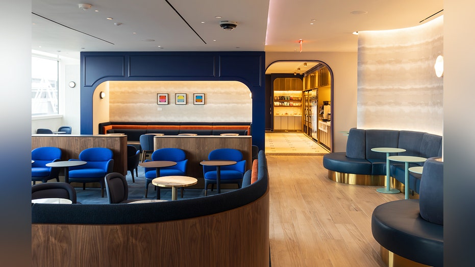 الأثاث الأزرق وصالة المطار الجدارية