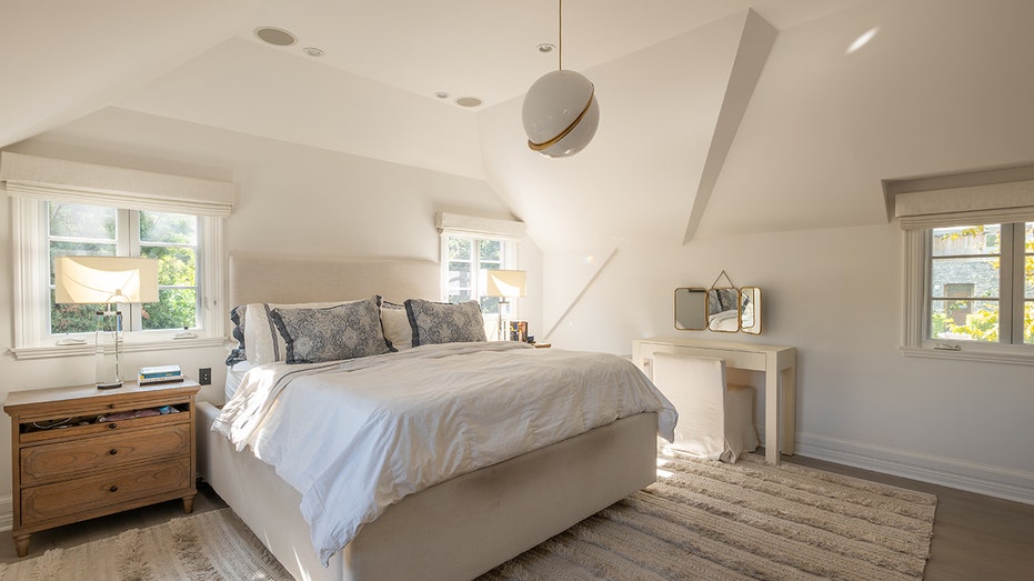 يضم المنزل أربع غرف نوم وأربعة حمامات ونصف.