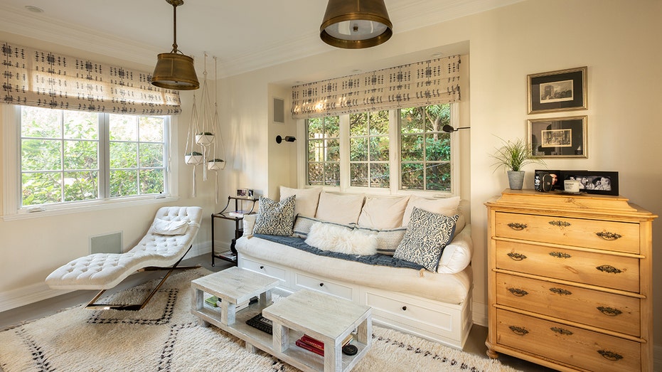 يمكن العثور على غرفة يمكن استخدامها كمكتبة أو غرفة وسائط في أي مكان آخر بالمنزل.