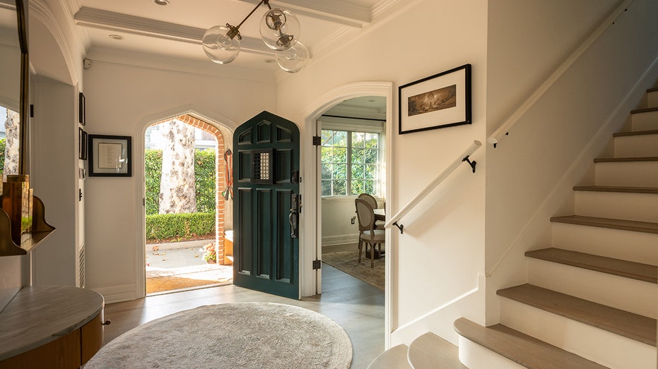 يتميز المدخل بتركيبة إضاءة فريدة وإمكانية الوصول إلى الطابق العلوي.