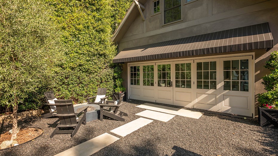 يحتوي الفناء الخلفي أيضًا على حفرة نار.