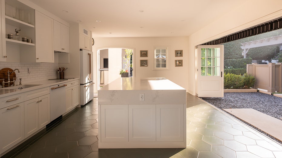 يضم بيت الضيافة أيضًا مطبخًا خاصًا به.