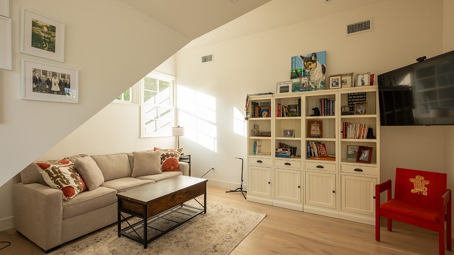 يضم مكان الإقامة أيضًا بيت ضيافة مع غرفة معيشة خاصة به.