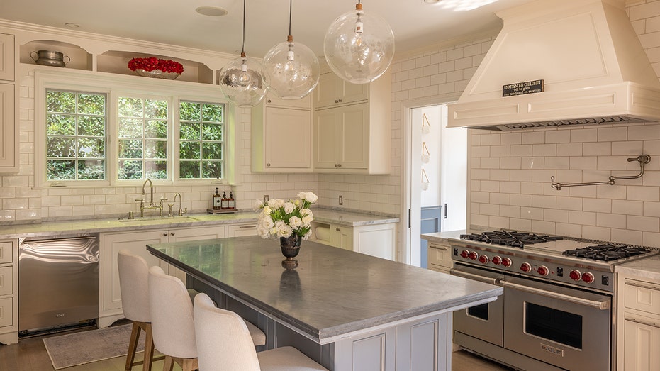 يحتوي المطبخ على جزيرة كبيرة لتناول الطعام في المركز.