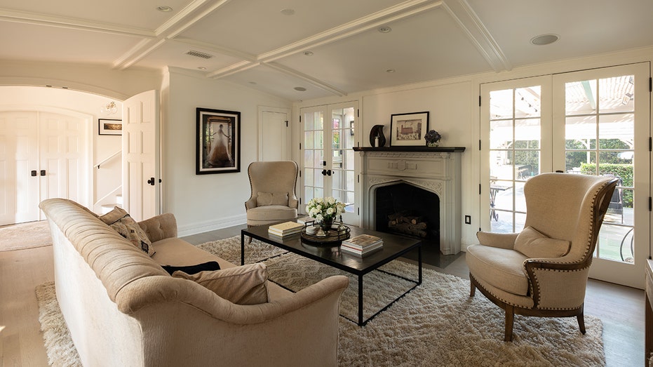 وتحتوي غرفة المعيشة على مدفأة تعمل بالحطب.