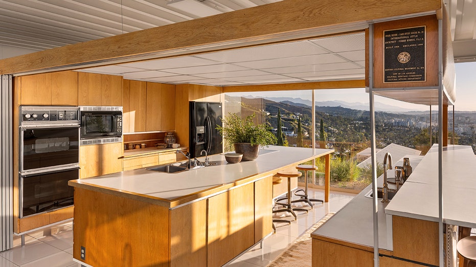 يُدرج Stahl House الشهير في لوس أنجلوس بمبلغ 25 مليون دولار، وهو ما يمثل أول عملية بيع لمنزل دراسة الحالة الشهير الذي صممه بيير كونيج في عام 1959.