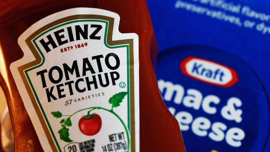 زجاجة كاتشب هاينز بجوار علبة كرافت ماك وجبنة.