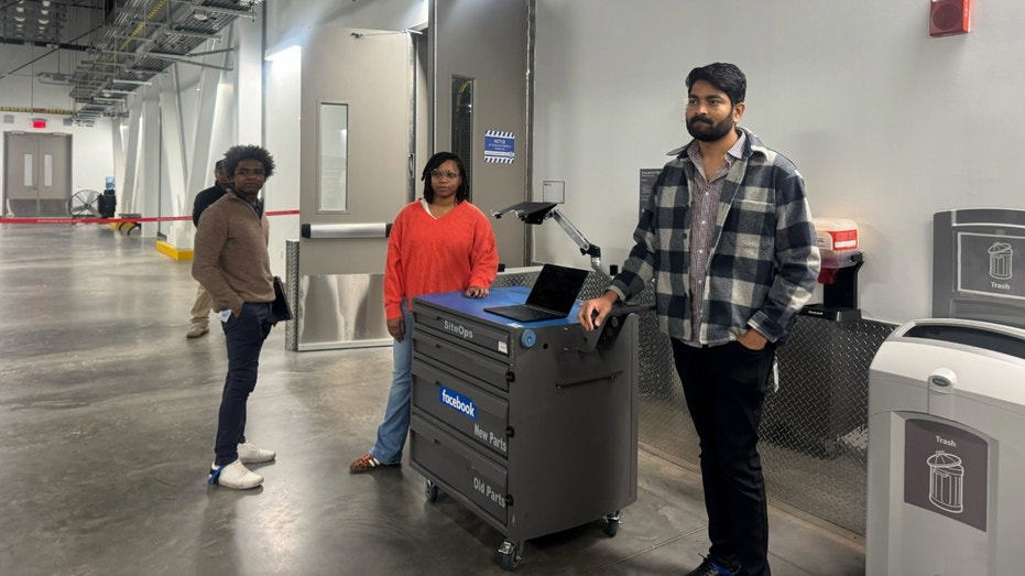 طاقم العمل داخل مركز بيانات Meta’s Stanton Springs.