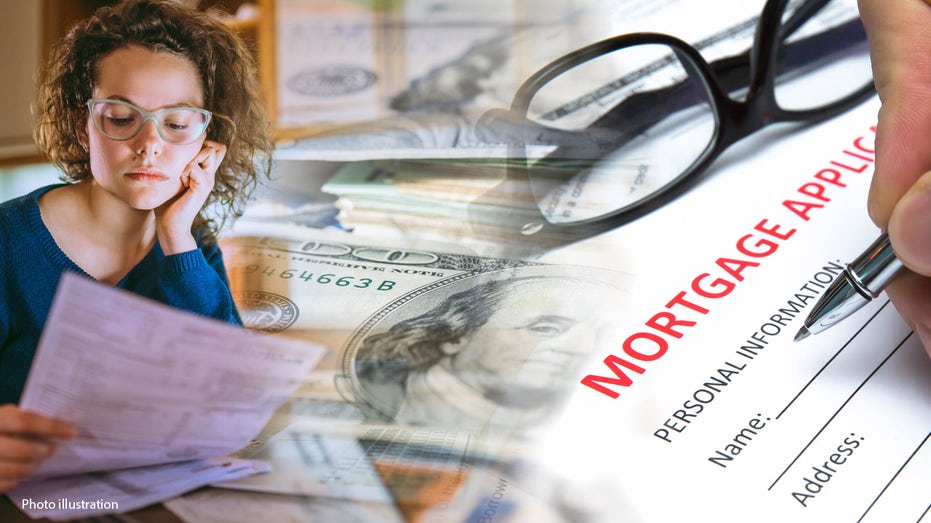 شخص يبحث في وثائق الرهن العقاري