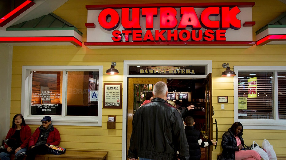 يدخل العملاء مطعم Outback Steakhouse