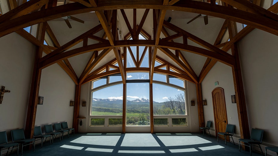 كان قصر الرئيس التنفيذي لشركة Palantir Alex Karp عبارة عن دير سابق