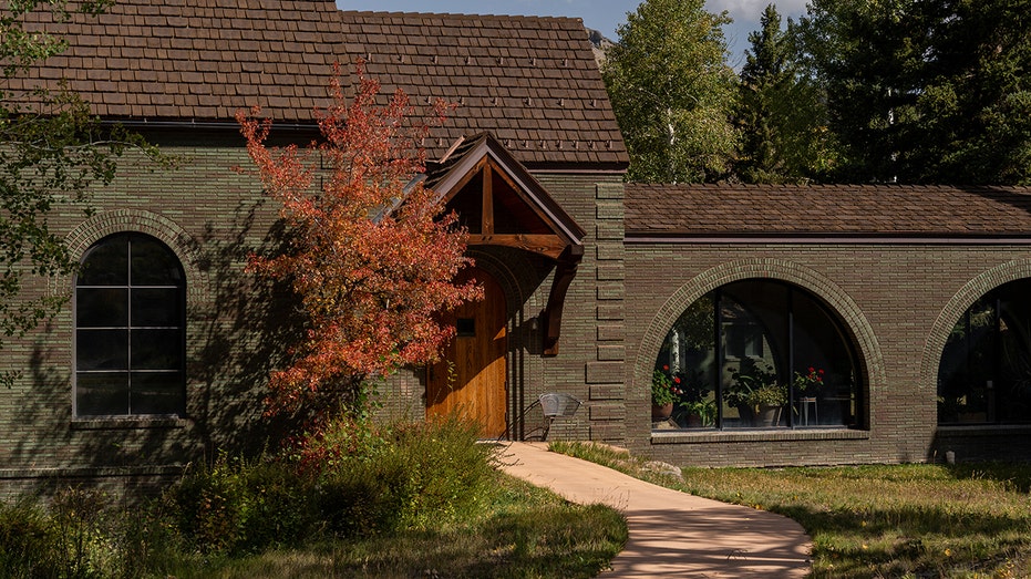 كان قصر الرئيس التنفيذي لشركة Palantir Alex Karp عبارة عن دير سابق