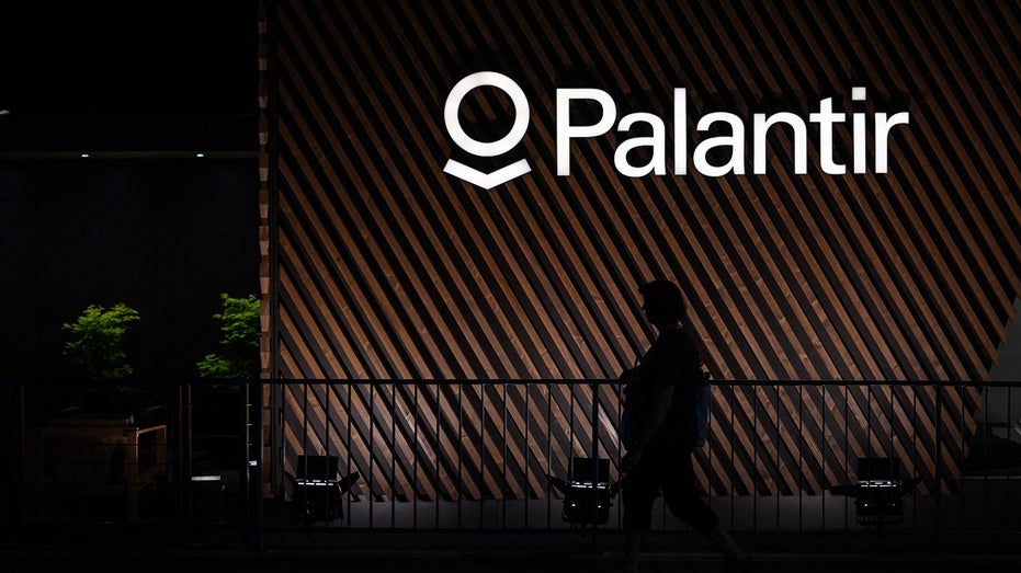 شعار Palantir على مبنى في سويسرا