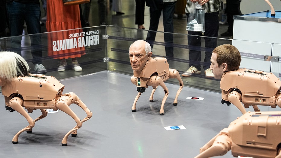 نسخة طبق الأصل لرأس بابلو بيكاسو على كلب آلي