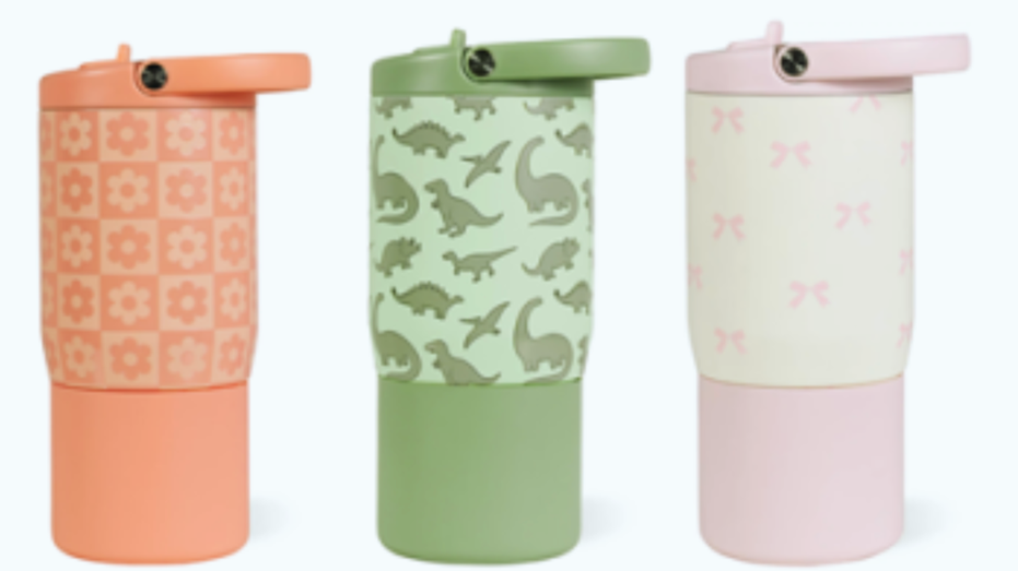 يمكن أن تنفك المسامير الموجودة على مقبض هذه الأكواب الرياضية، مما يتسبب في انفصال المقبض، مما يشكل خطر الاختناق على الأطفال.