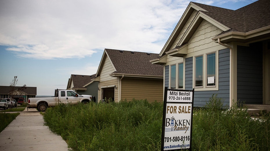 لافتة للبيع في ويليستون، داكوتا الشمالية.