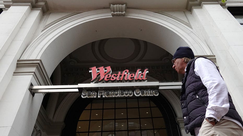 أحد المشاة يسير بالقرب من مدخل مركز ويستفيلد سان فرانسيسكو