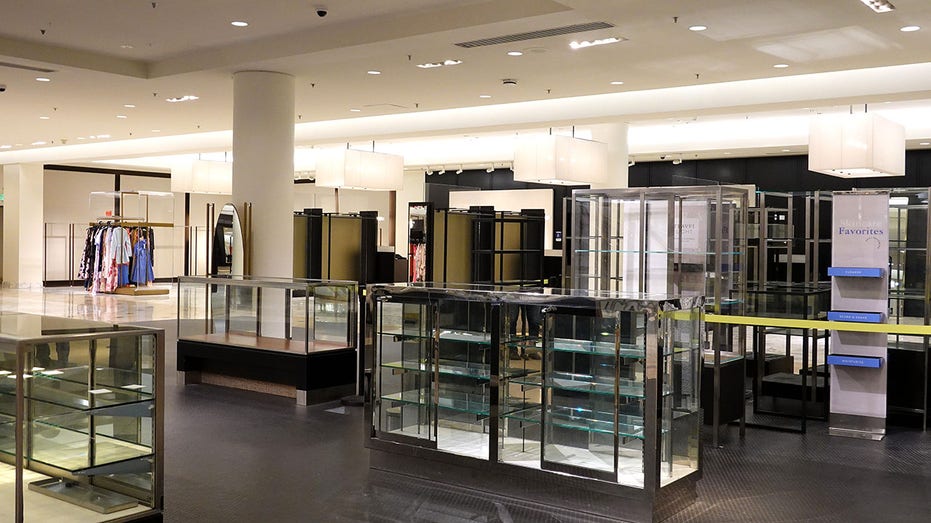 رفوف نوردستروم فارغة