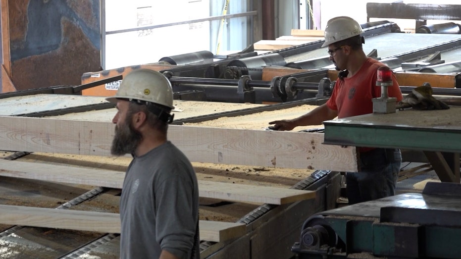 تكافح المناشر الأمريكية للتنافس مع متاجر الصناديق الكبيرة