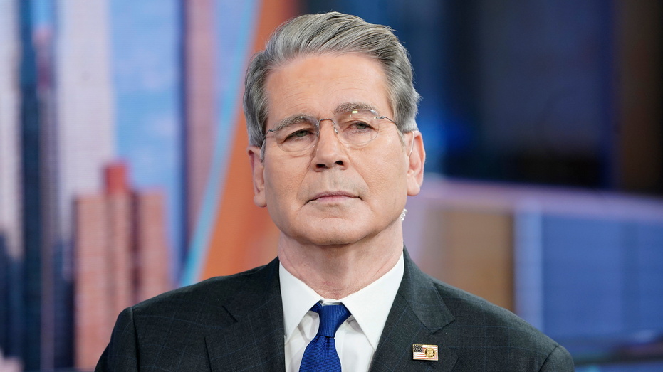 وزير الخزانة الأمريكي سكوت بيسنت يستمع إلى موقع التصوير "فوكس والأصدقاء" في فوكس نيوز.