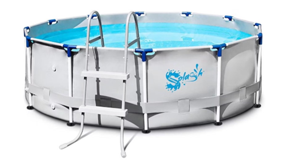 حوض سباحة أبيض فوق سطح الأرض