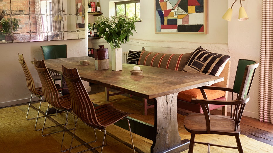 يشتمل المنزل أيضًا على غرفة طعام أكثر رسمية.