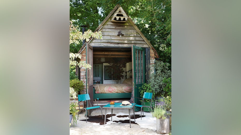 تشتمل الأراضي أيضًا على مرآب تم تحويله ليكون بمثابة جناح للضيوف.