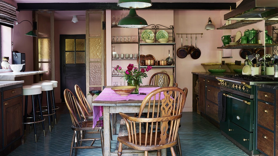 يشتمل المطبخ أيضًا على منطقة غير رسمية لتناول الطعام.