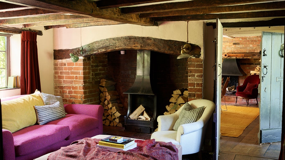 يحتوي المنزل على مدفأة كبيرة تعمل بالحطب في غرفة المعيشة.