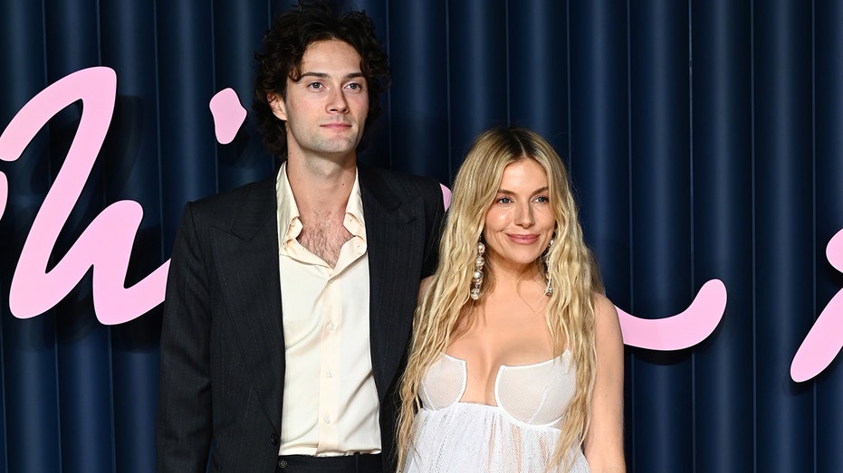 سيينا ميلر وأولي جرين في حفل توزيع جوائز الموضة 2025 في لندن في ديسمبر.