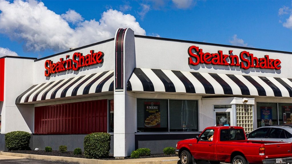 يقدم Steak ‘n Shake سعر “Patriot Milkshake” بسعر 2.50 دولارًا لتكريم الذكرى السنوية نصف المئوية لأمريكا