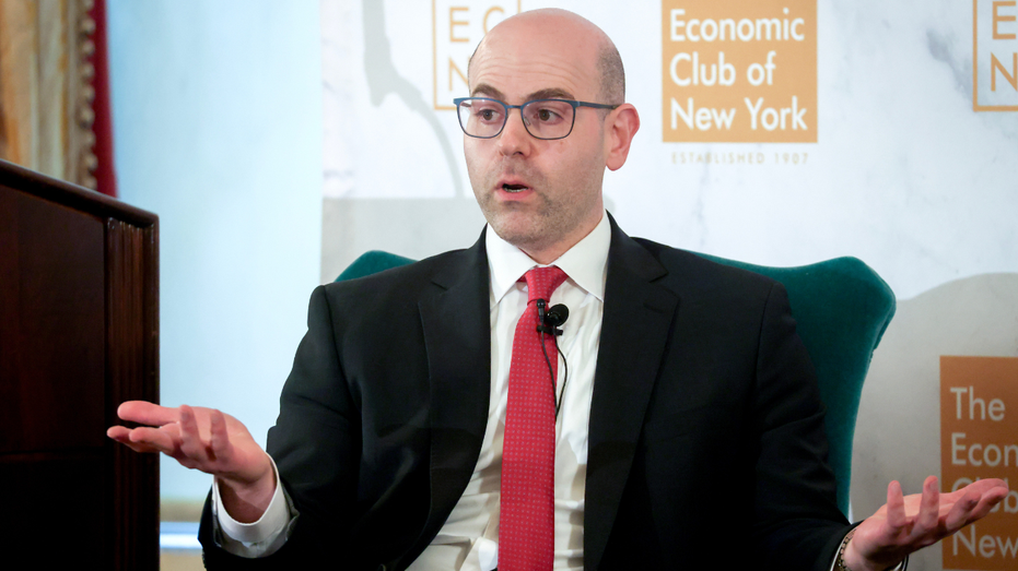 محافظ الاحتياطي الفيدرالي ستيفن ميران يتحدث خلال حدث في النادي الاقتصادي في نيويورك