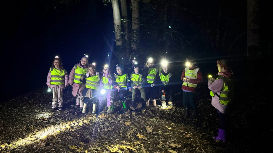 أطفال في الليل كجزء من مشروع التوازن.