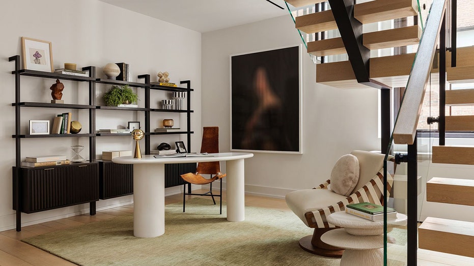 يحتوي المنزل أيضًا على مكتب منزلي بجوار الدرج.