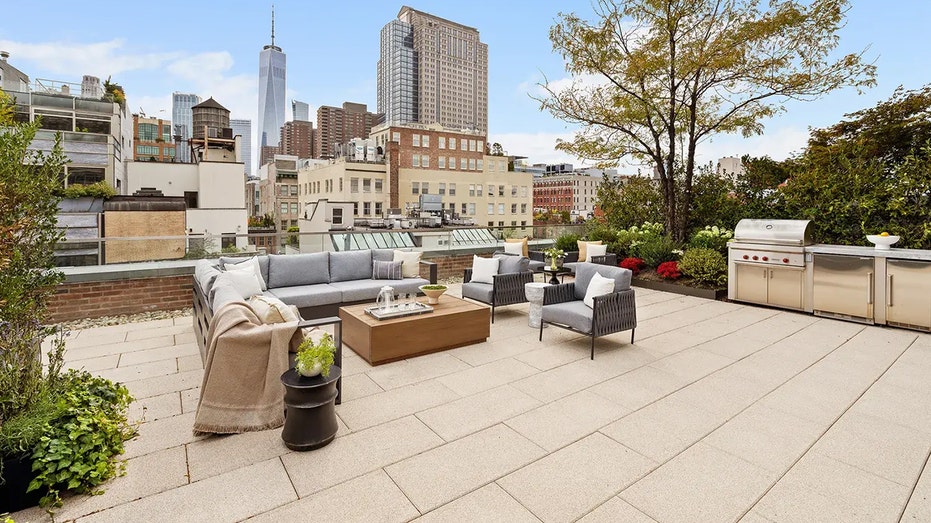 يشتمل المنزل أيضًا على مساحة خارجية تبلغ 1000 قدم مربع مع مطبخ خارجي ومساحة صالة.