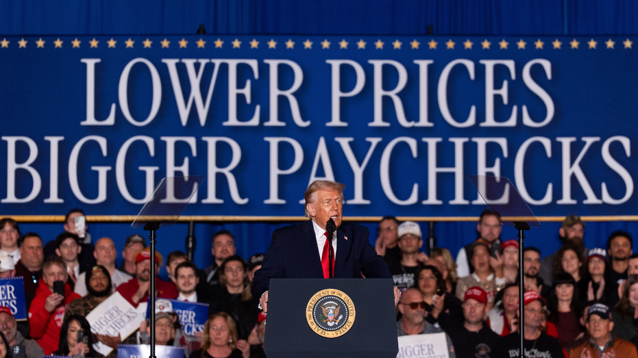 الرئيس الأمريكي دونالد ترامب يتناول التضخم والقدرة على تحمل التكاليف في منتجع Mount Airy Casino في جبل بوكونو