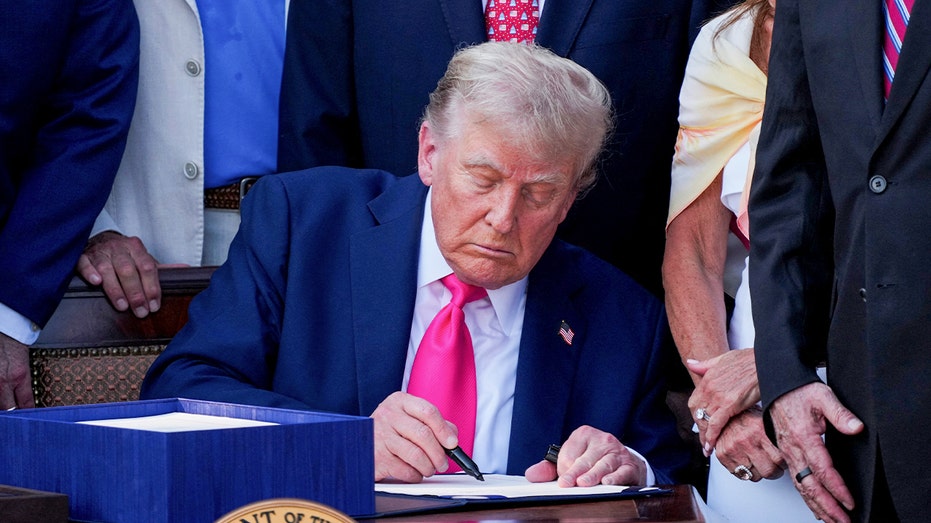 ترامب يوقع على قانون مشروع القانون الجميل الكبير