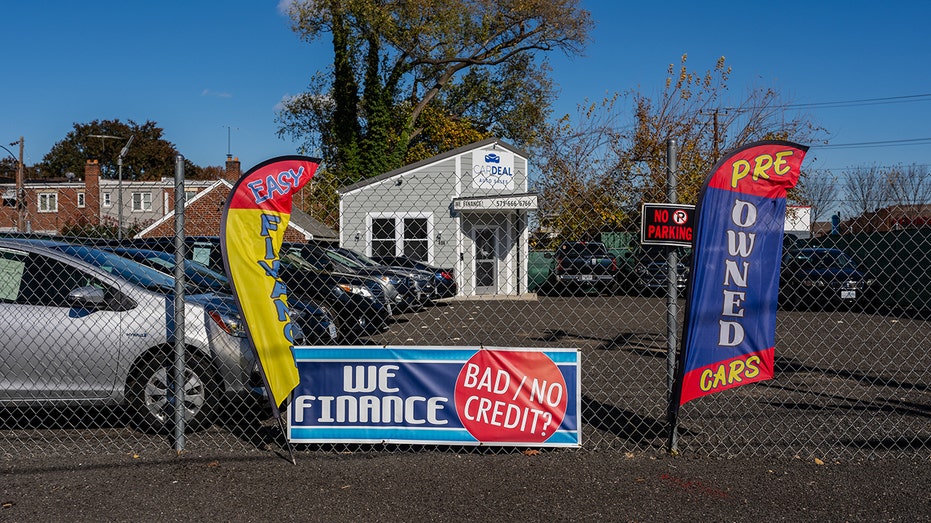 لافتات تعلن عن السيارات المستعملة والتمويل في وكالة بيع السيارات المستعملة.