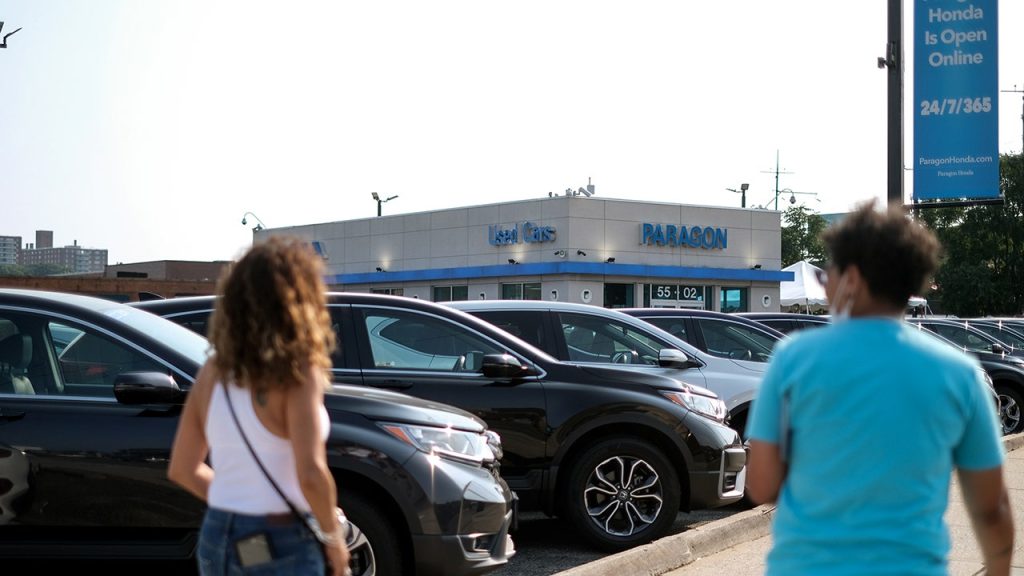 تدفع صدمة الملصقات المتسوقين إلى الخروج من سوق السيارات الجديدة مع تفاقم أزمة القدرة على تحمل التكاليف