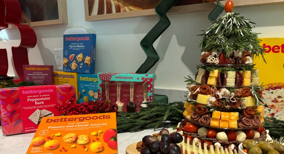 شجرة مصنوعة من اللحوم والأجبان في مقر وول مارت.